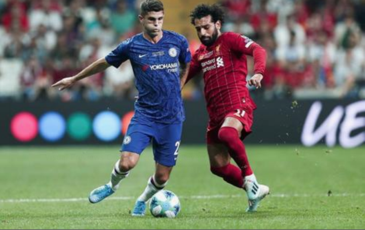 Christian Pulisic (i), delantero estadounidense del Chelsea de Inglaterra, fue registrado el pasado 14 de agosto al disputar un balón con el egipcio Mohamed Salah (d), delantero del Liverpool inglés, en Estambul (Turquía). EFE/Sedat Suna
