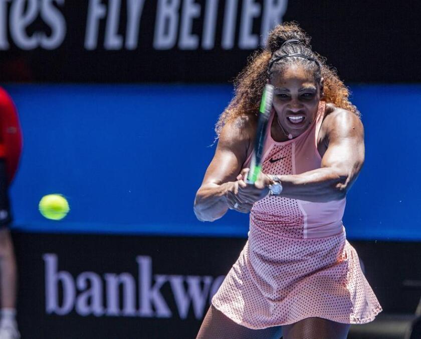 La tenista estadounidense Serena Williams devuelve la bola durante el individual femenino entre Reino Unido y Estados Unidos durante la sexta jornada de la Copa Hopman que se celebra en Perth (Australia) hoy, 3 de enero de 2019. EFE