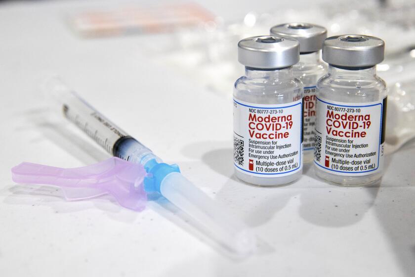 ARCHIVO - En esta fotografía del 9 de enero de 2021 se ven dosis de la vacuna contra el coronavirus desarrollada por Moderna, en Throop, Pensilvania. (Christopher Dolan/The Times-Tribune vía AP, archivo)