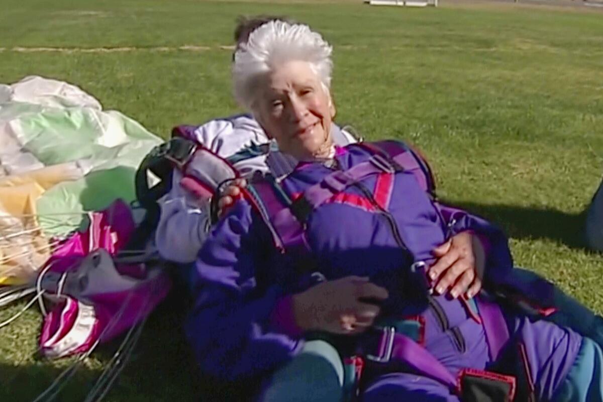 En esta imagen tomada de un video, Clare Nowland luego de saltar en paracaídas en Canberra, Australia, 