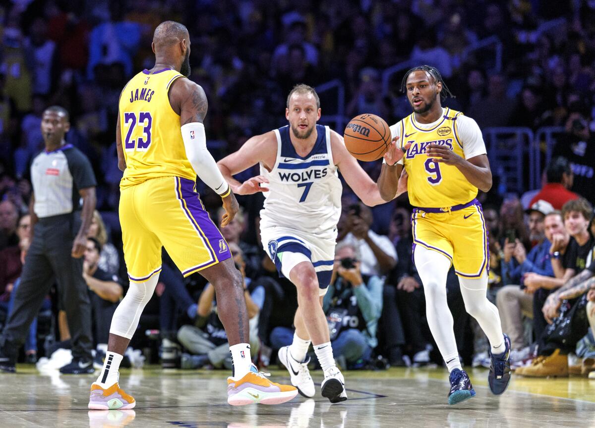 LeBron ve Bronny James, Lakers'ın sezon açılışında NBA tarihi yazdı