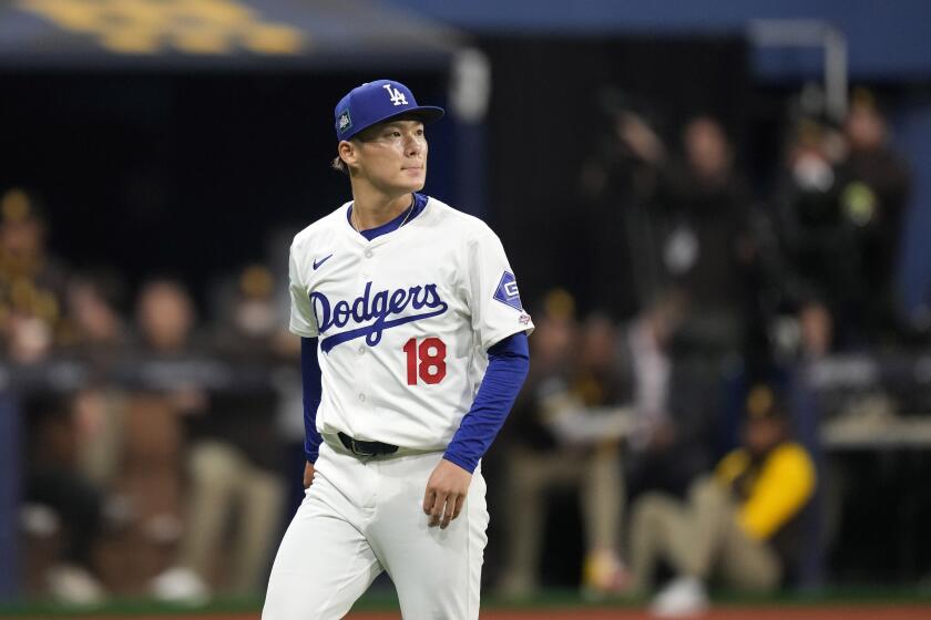 Yoshinobu Yamamoto de los Dodgers de Los Ángeles se retira del montículo durante el primer inning del juego ante los Padres de San Diego, el jueves 21 de marzo de 2024, en Seúl. (AP Foto/Lee Jin-man)