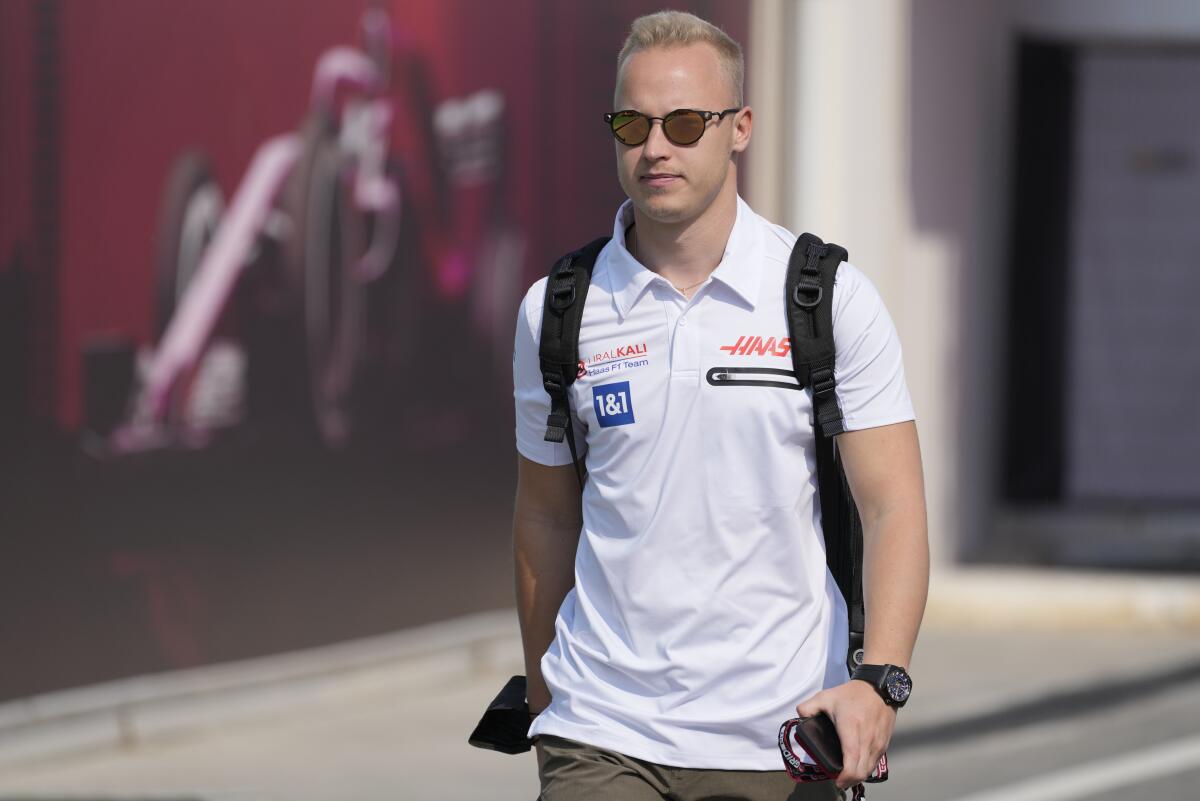 ARCHIVO - El piloto de Haas, el ruso Nikita Mazepin, arriba al Circuito 