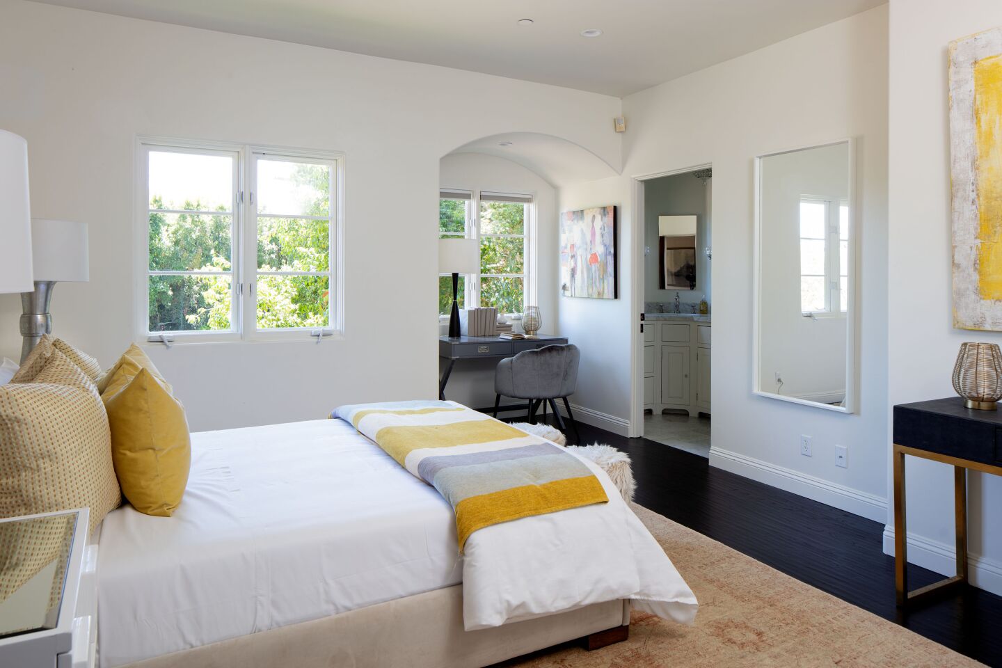 Geena Davis' Pacific Palisades house: a bedroom