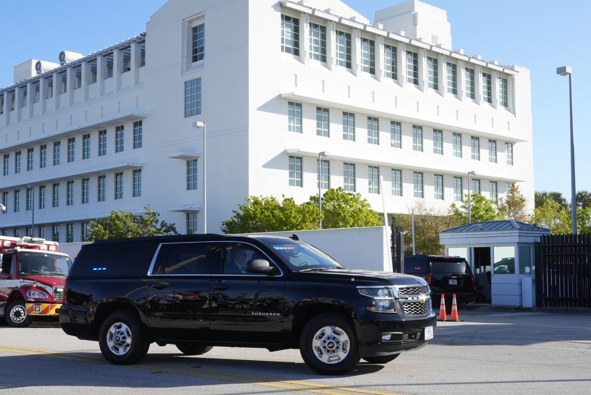 El expresidente Donald Trump llega al tribunal federal de Fort Pierce, Florida,