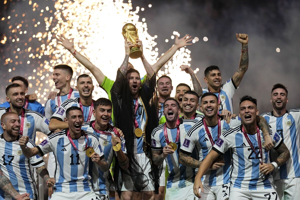 ARCHIVO - Lionel Messi alza el trofeo de la Copa Mundial tras la victoria de Argentina ante Francia 