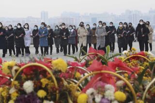 ARCHIVO - Varias norcoreanas presentan sus respetos a las estatuas de los líderes fallecidos del país Kim Il Sung y Kim Jong Il, en la Colina Mansu, Pyongyang, Corea del Norte, el 22 de enero de 2023, con motivo del Año Nuevo Lunar. (AP Foto/Cha Song Ho, Archivo)
