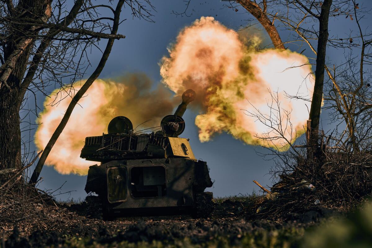 Un vehículo de artillería dispara el miércoles 9 de noviembre de 2022, cerca de Bakhmut, en la región de Donetsk