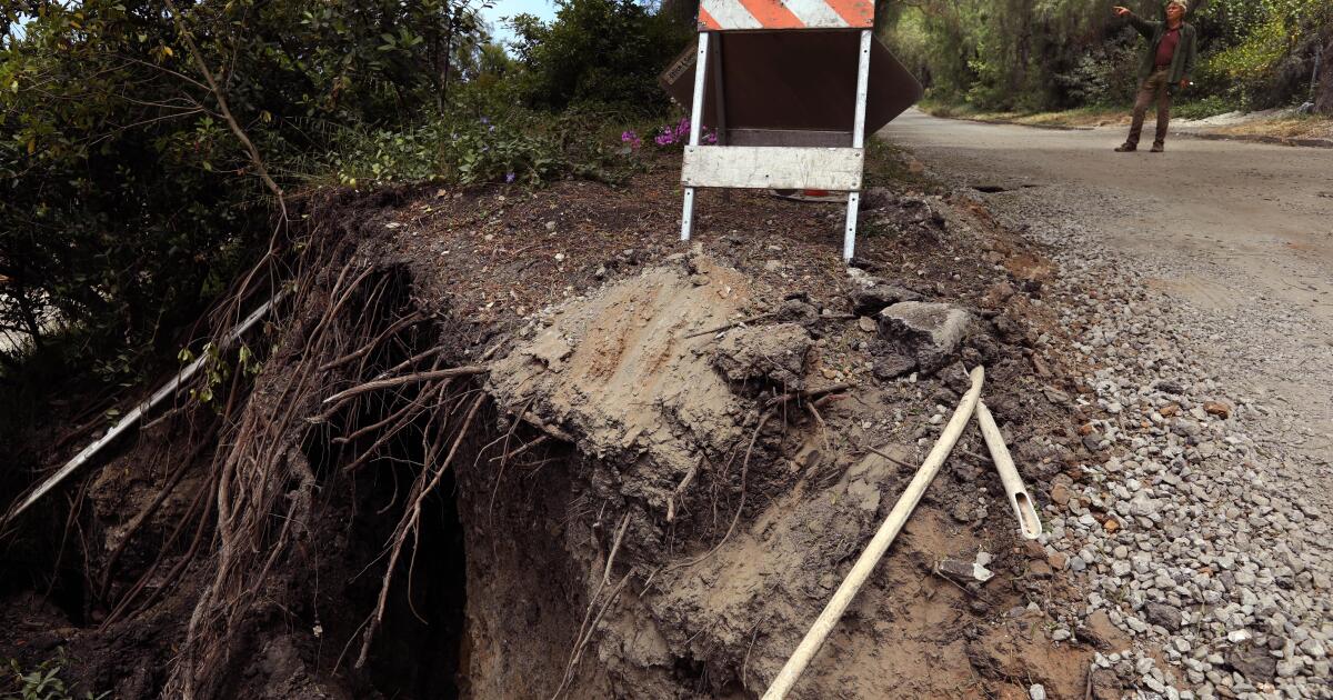 Landslide forces electrical energy cutoff to Rancho Palos Verdes houses