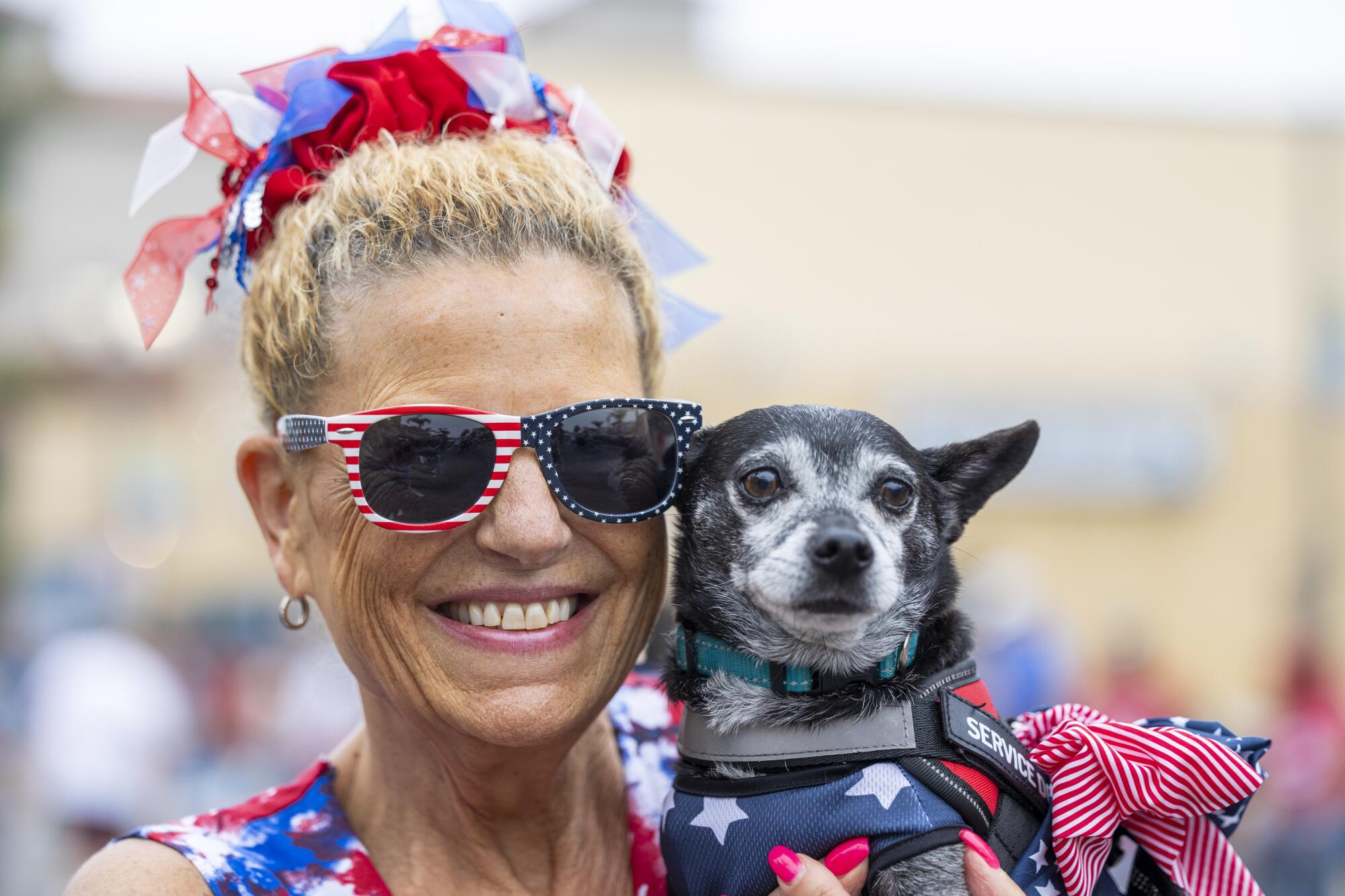 Donna Morici con su perro en el Desfile anual del Día de la Independencia en Huntington Beach.