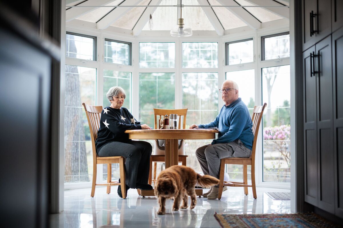 Celia ve Terry Harms, Warwick, RI'daki evlerinde.
