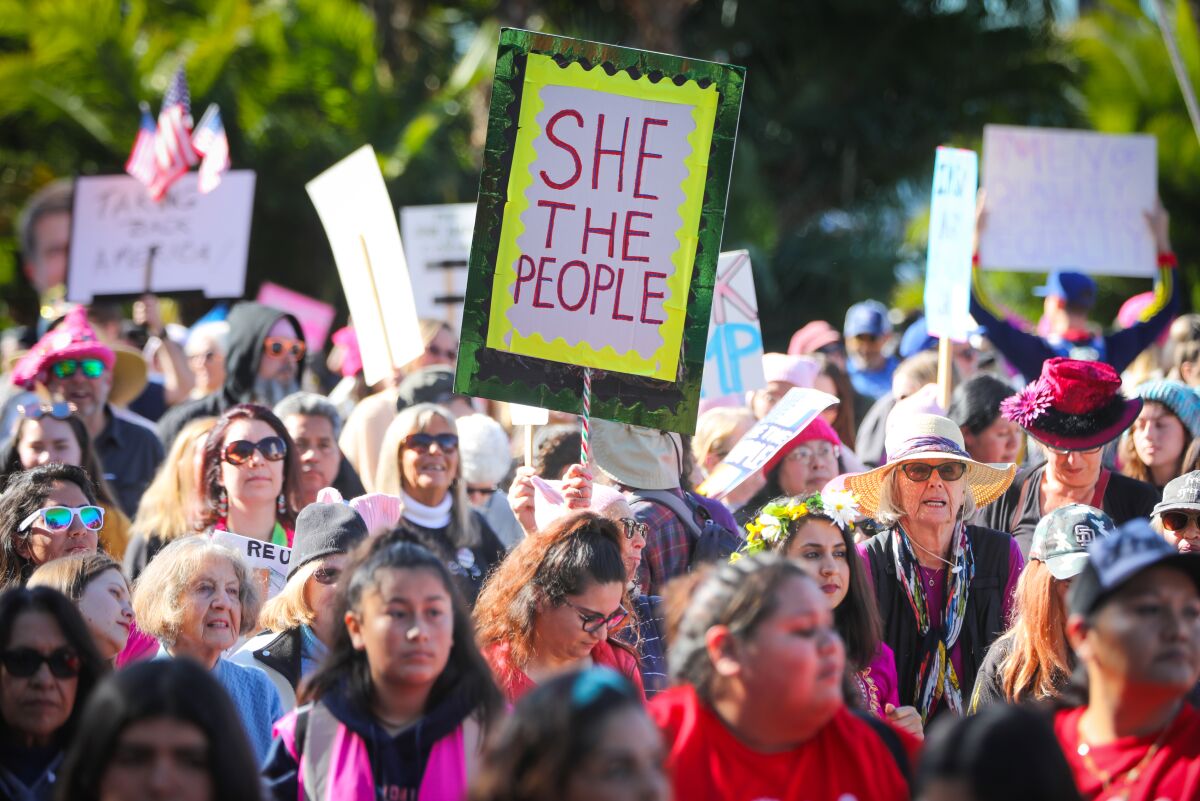 Miles de mujeres marchan a una protesta a favor de los derechos de la mujer en San Diego en enero del 2020.