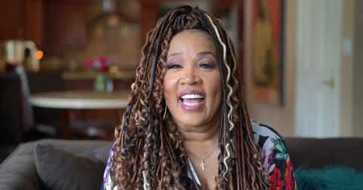 Actress-comedienne Kym Whitley pictures family in her den