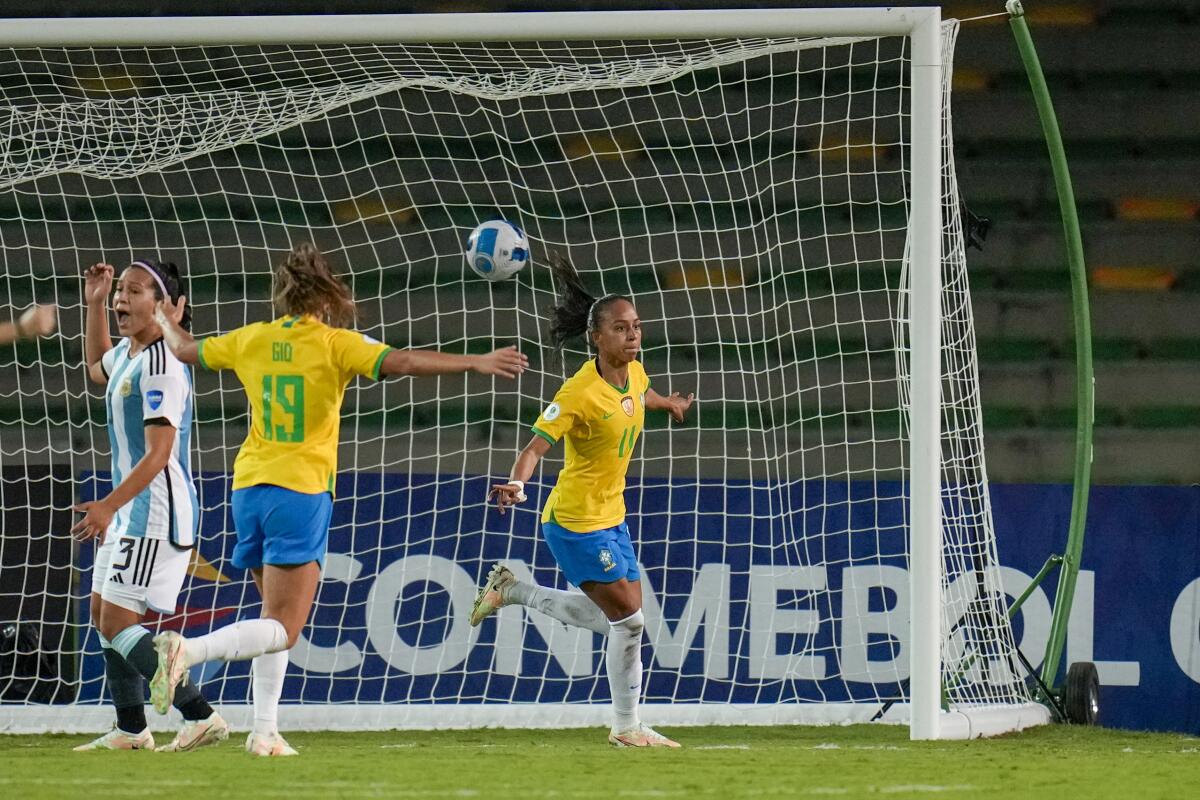 Adriana (derecha), de la selección de Brasil, festeja el tercer tanto de su equipo ante Argentina 