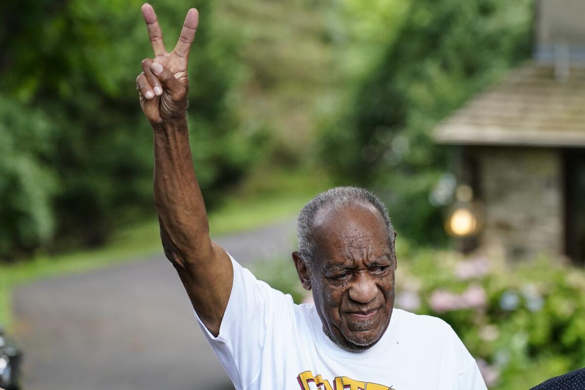 ARCHIVO - En esta foto del 30 de junio de 2021, Bill Cosby afuera de su casa en Elkins Park, Pensilvania