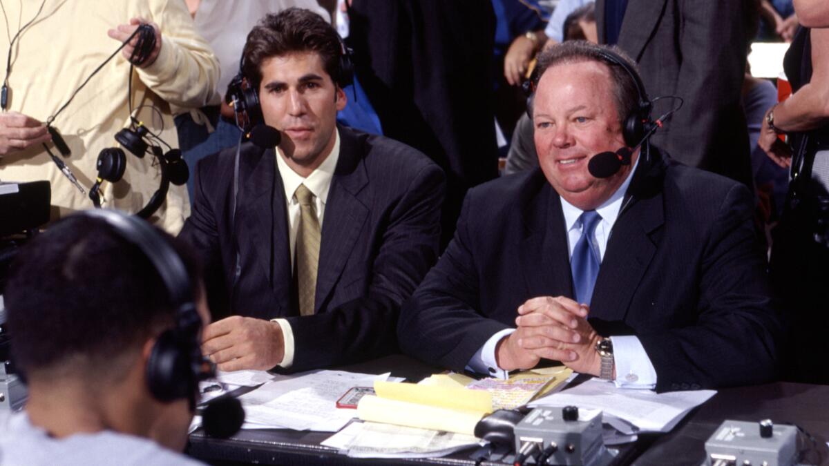 Radyo analizi Bob Myers (solda) ve maç bazında spiker Chris Roberts maç sırasında birlikte oturuyor.