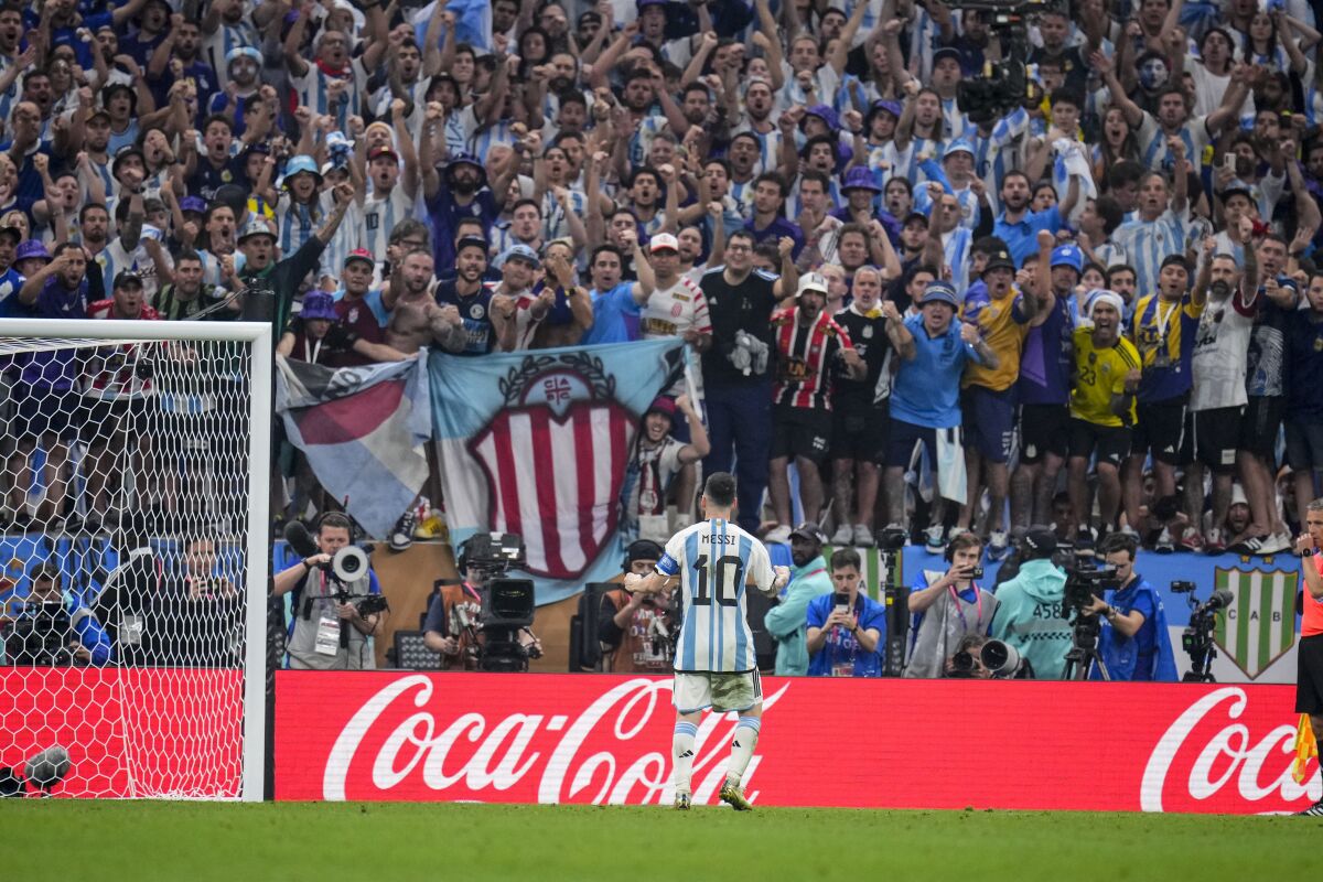 Arjantinli Lionel Messi, tribünlerde taraftarların karşısına çıktı.