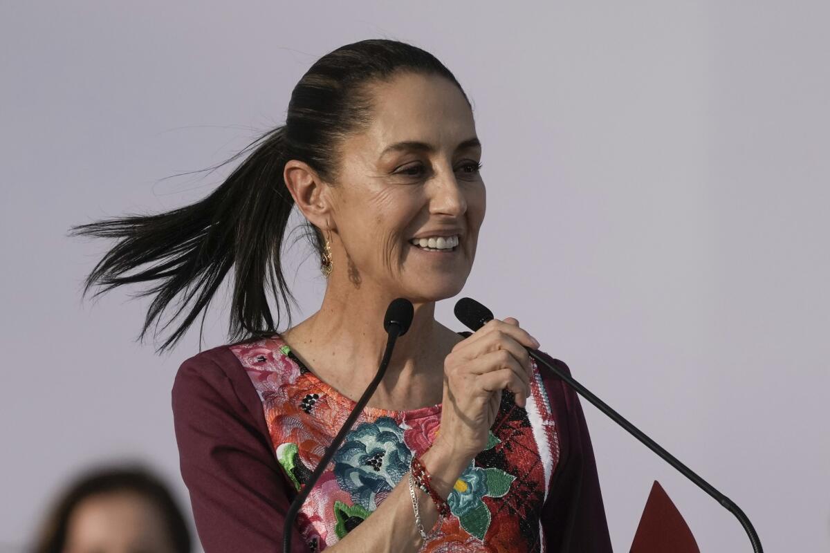 ARCHIVO - La candidata presidencial Claudia Sheinbaum habla durante su mitin 