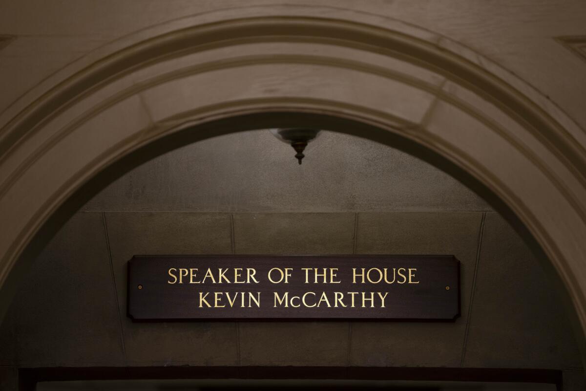 El nombre del representante republicano Kevin McCarthy en la Cámara de Representantes en el Capitolio.