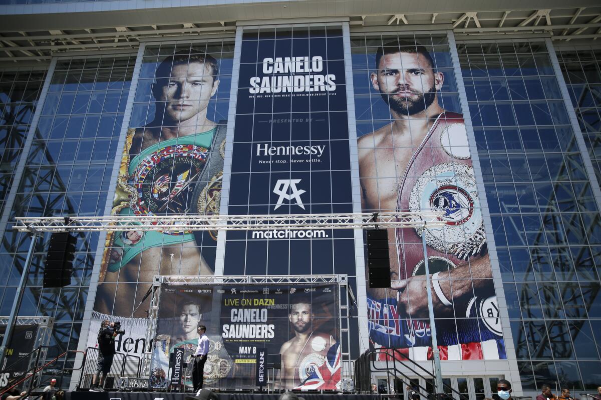 Las imágenes de ambos peleadores son colocadas en la fachada del AT&T .