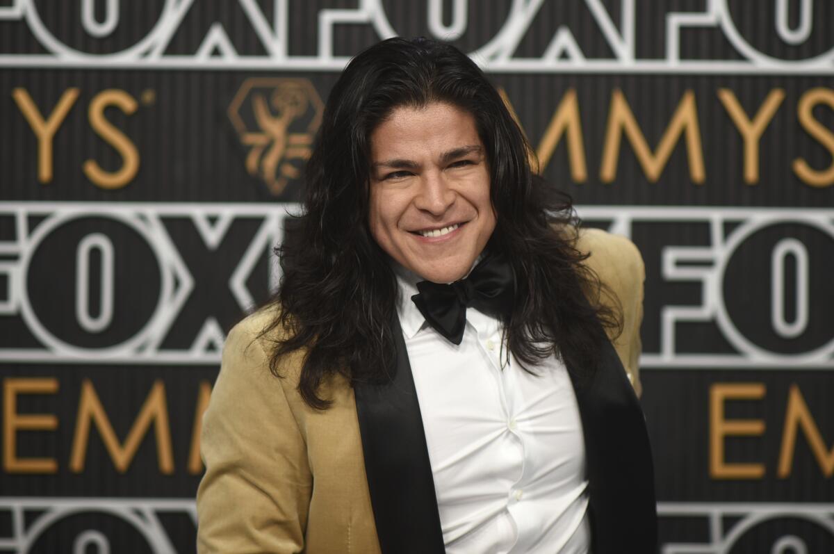 Cristo Fernandez llega a la 75a edición de los Premios Emmy el lunes 15 de enero de 2024 en el Teatro Peacock de Los Ángeles.