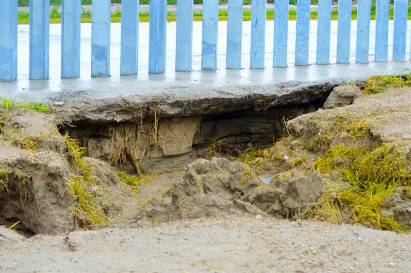 Tormenta Hanna erosiona suelo de muro fronterizo de EEUU