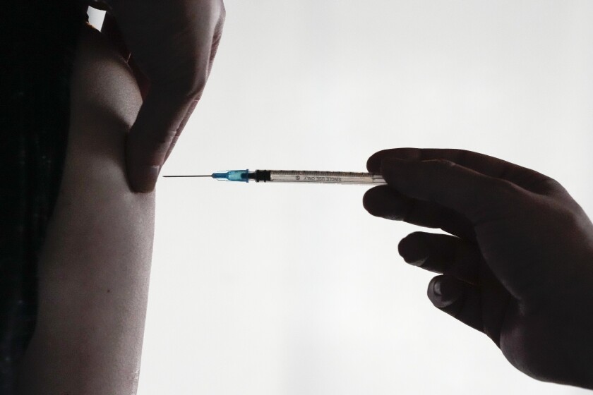 ARCHIVO - Un doctor inyecta a una persona con la vacuna contra el COVID-19 en Berlín,