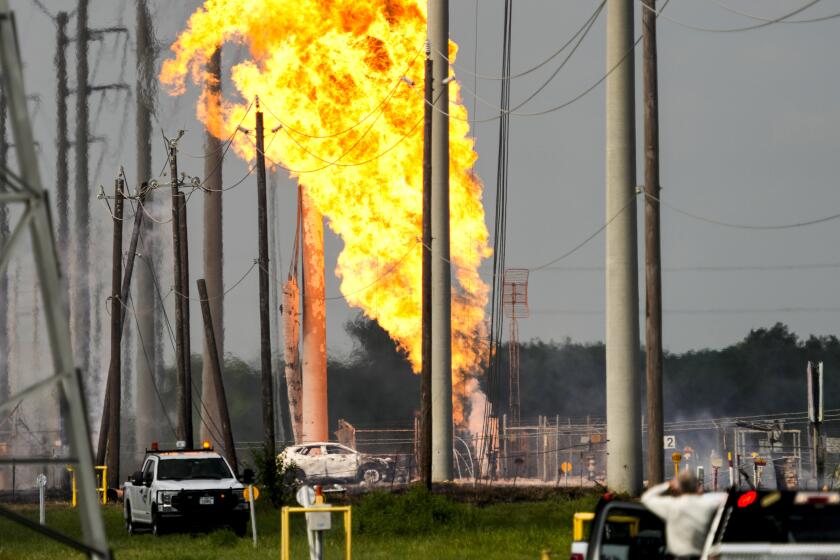 Un enorme incendio en un oleoducto cerca de Spencer Highway y Summerton el lunes 16 de septiembre de 2024 en La Porte, Texas. (Brett Coomer/Houston Chronicle vía AP)