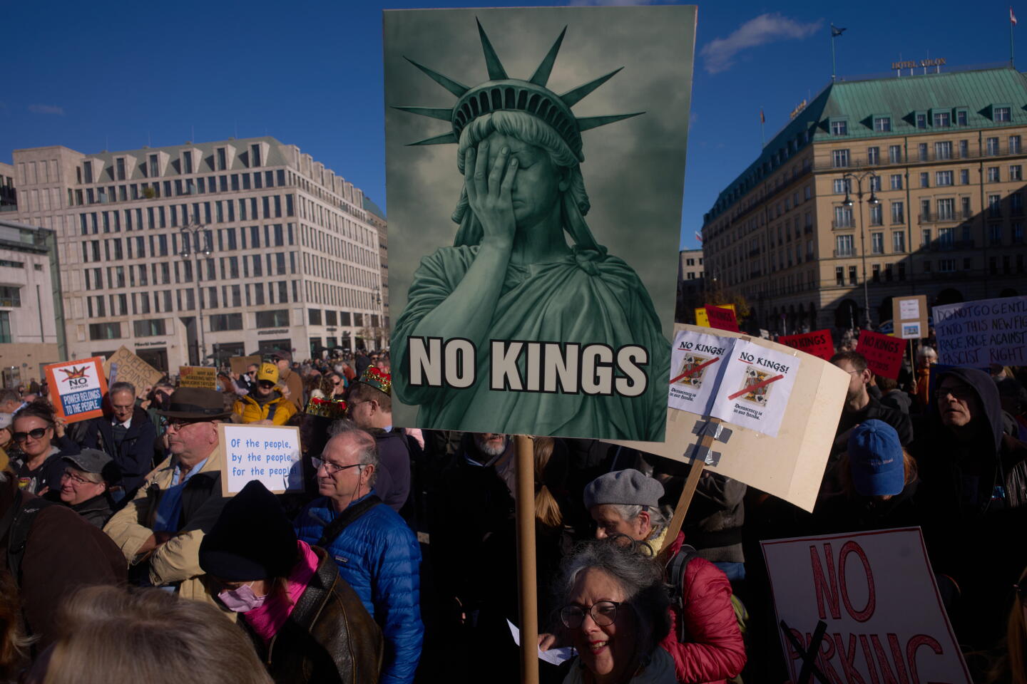 Milhares marcham em Nova York durante os protestos “No Kings”