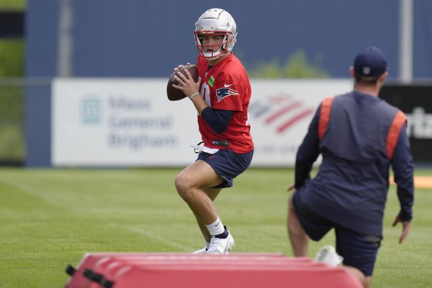 Drake Maye, quarterback de los Patriots de Nueva Inglaterra, entrena el lunes 20 de mayo de 2024, en Foxborough, Massachusetts (AP Foto/Steven Senne)