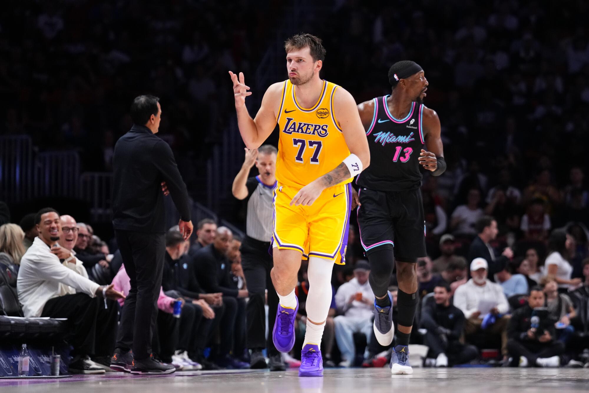 Lakers yıldızı Luka Doncic, Perşembe günü Miami Heat'e karşı üçüncü çeyrekte attığı üç sayılık basketin ardından tepki gösterdi.