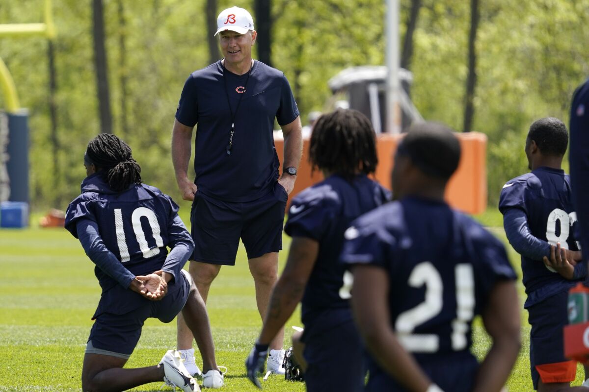 Chicago Bears head coach Matt Eberflus watches his team at the NFL football team's practice facility in Lake Forest, Ill., Wednesday, May 17, 2022. (AP Photo/Nam Y. Huh)