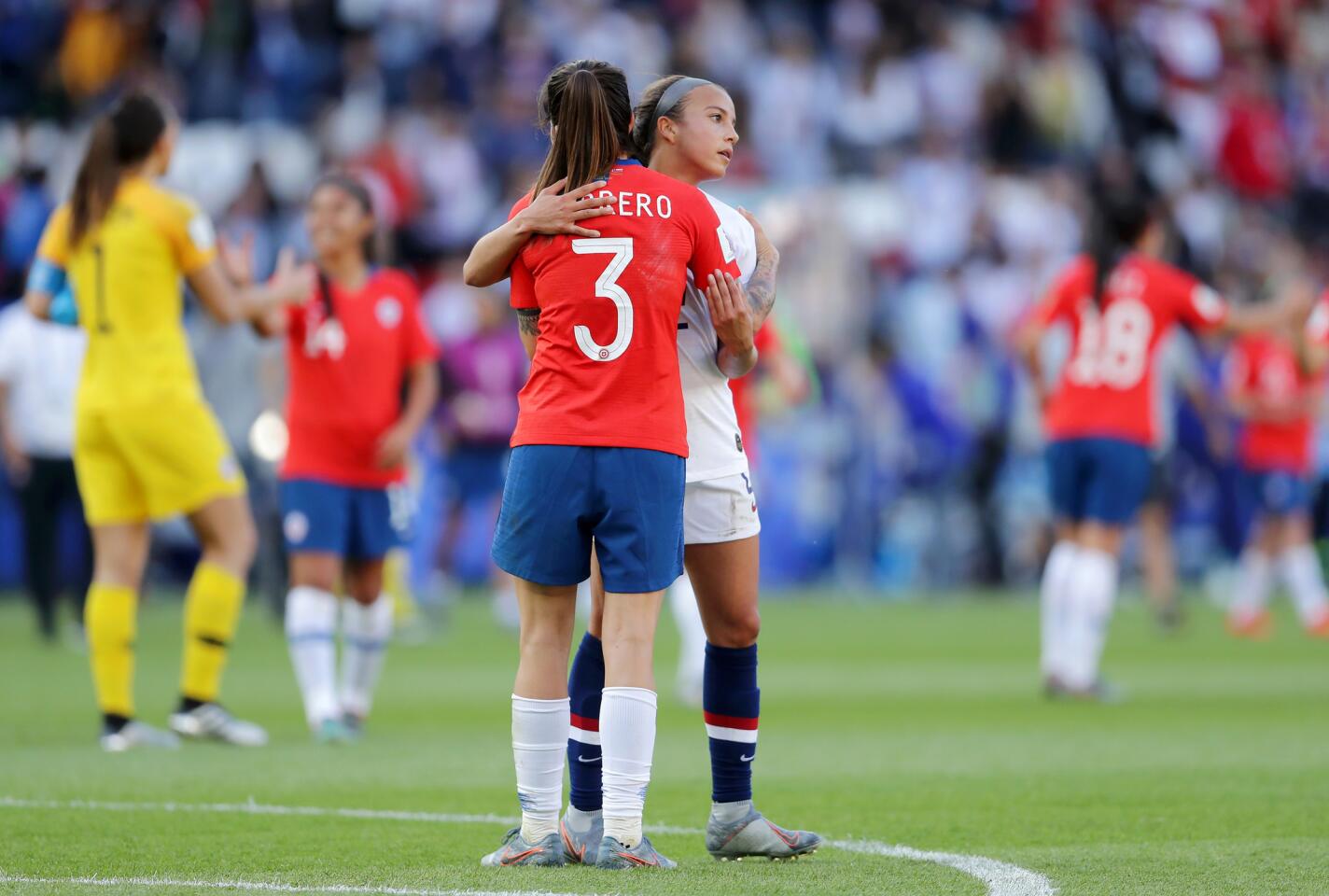 PARIS, FRANCE - JUNE 16: Mallory Pugh of the USA embraces Carla Guerrero of Chile after the 2019 FIFA Women's World Cup France group F match between USA and Chile at Parc des Princes on June 16, 2019 in Paris, France. (Photo by Richard Heathcote/Getty Images) ** OUTS - ELSENT, FPG, CM - OUTS * NM, PH, VA if sourced by CT, LA or MoD **