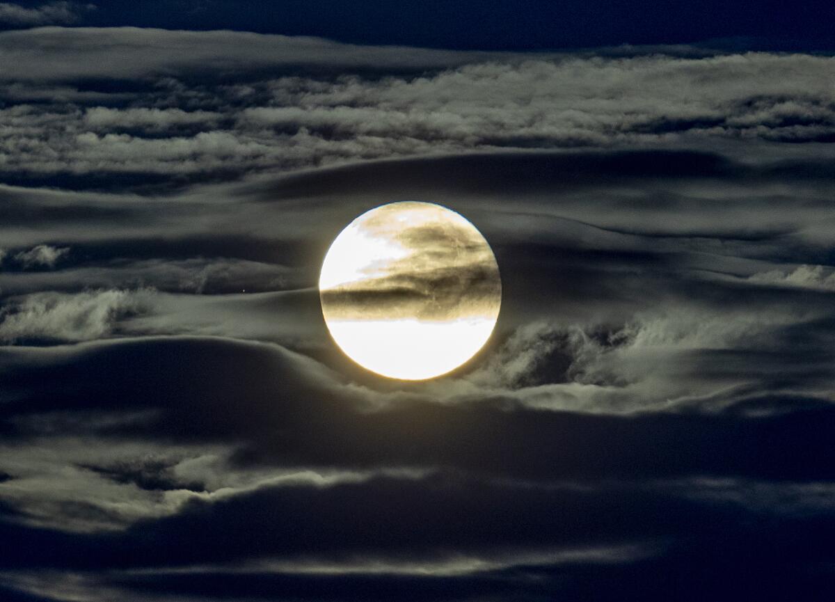 ARCHIVO - la luna llena rodeada de nubes en las afueras de Fráncfort, Alemania. 