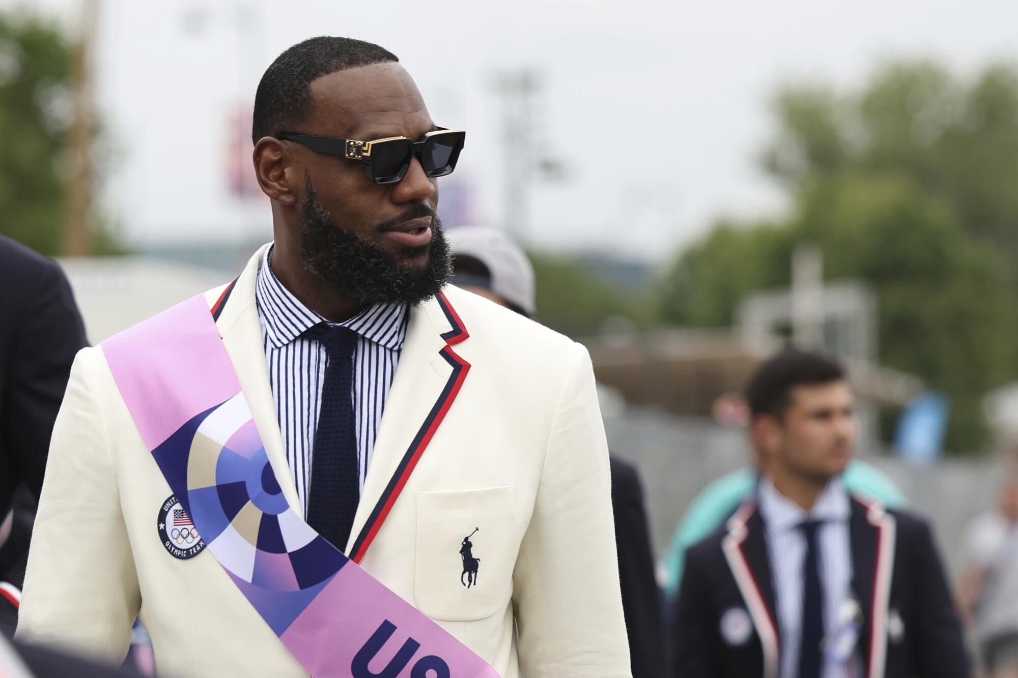 Lebron James previo a la ceremonia de inauguración de los Juegos Olímpicos de París, el viernes 26 de julio de 2024.