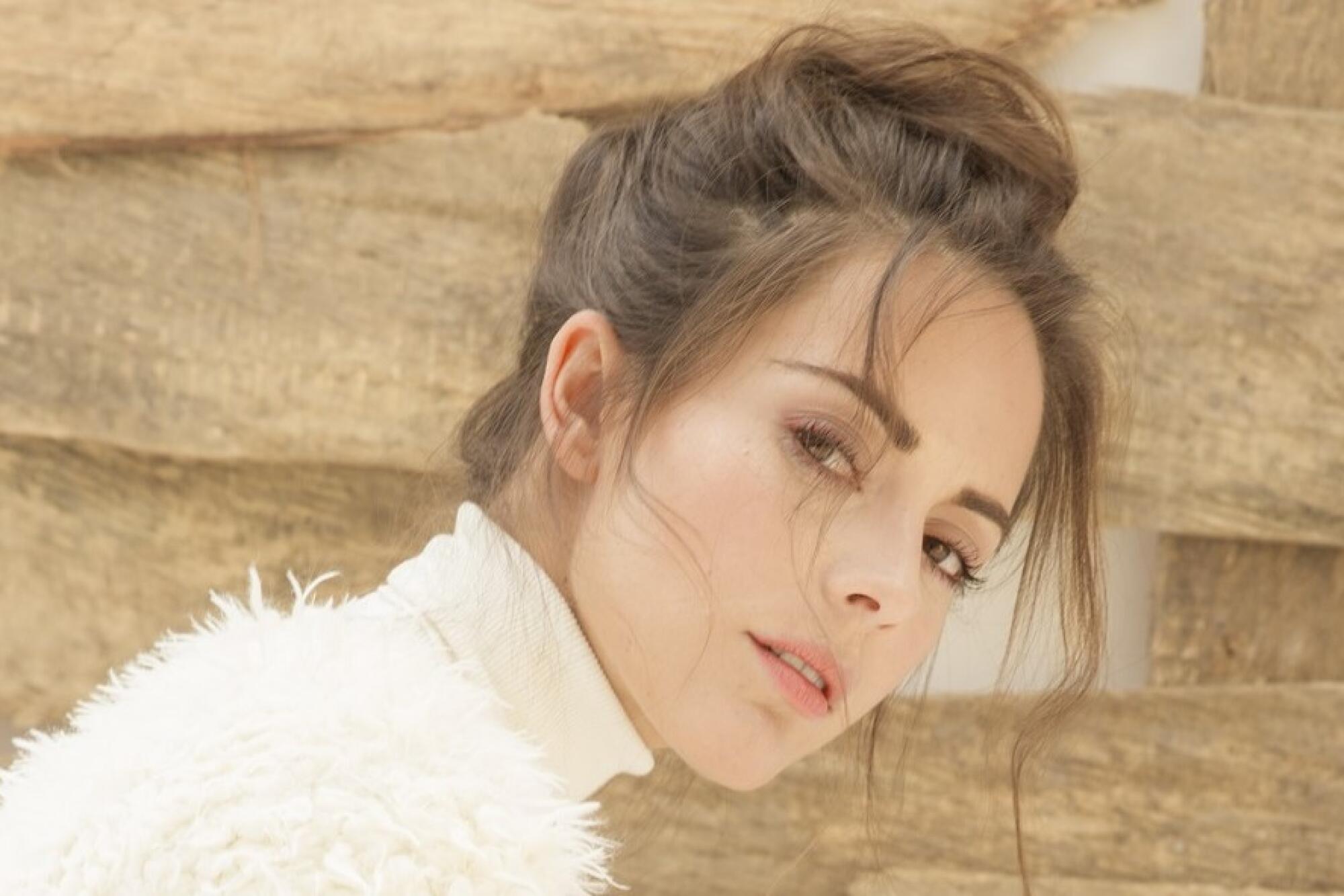 La actriz ecuatoriano-colombiana María Elisa Camargo protagoniza la nueva serie “MalaYerba”.