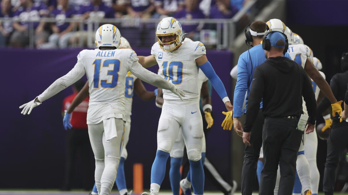 Herbert, Chargers keep Vikings winless, pulling out a 28-24