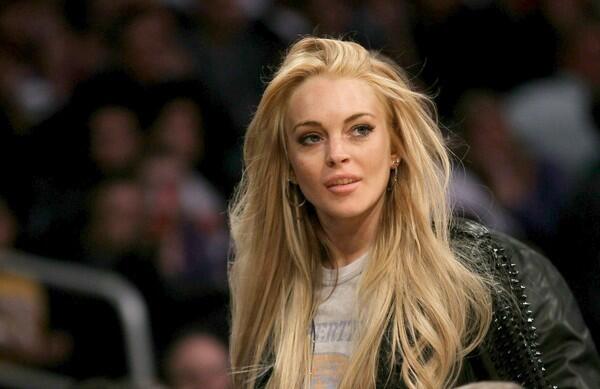 Lindsay Lohan was back in the really-public eye Sunday night for the first time since leaving rehab on Jan. 3. Sure, she's been spotted having a friendly dinner with ex-girlfriend Samantha Ronson and going to the gym, but at Staples Center she had an audience of thousands as she sat court-side to watch her New York Knicks play the Lakers.