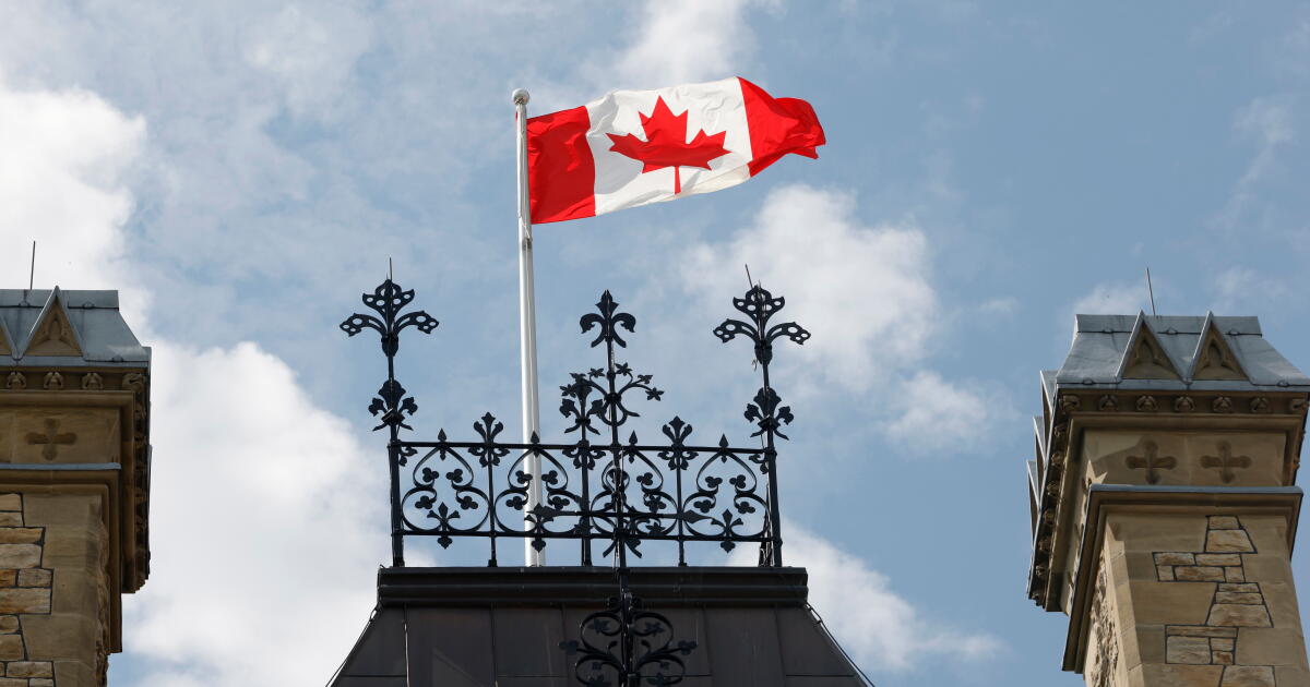 Photo: latimes.com La bandera canadiense ondea el sábado 22 de agosto de 2026 en la Colina del Parlamento, Ottawa. (Patrick Doyle/The Canadian