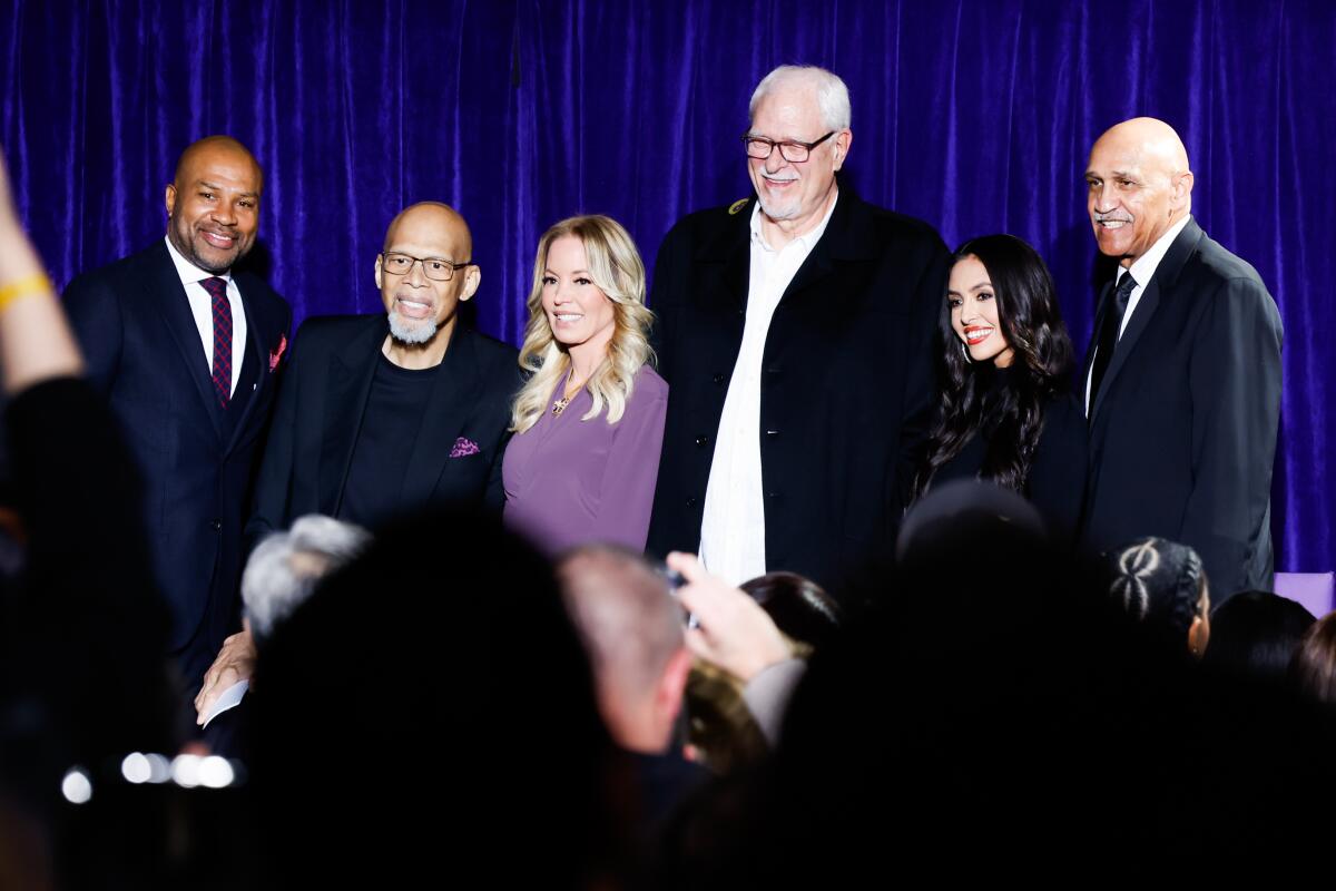 Derek Fisher, Kareem Abdul-Jabbar, Jeanie Buss, Phil Jackson, Vanessa Bryant ve Stu Lantz bir arada.