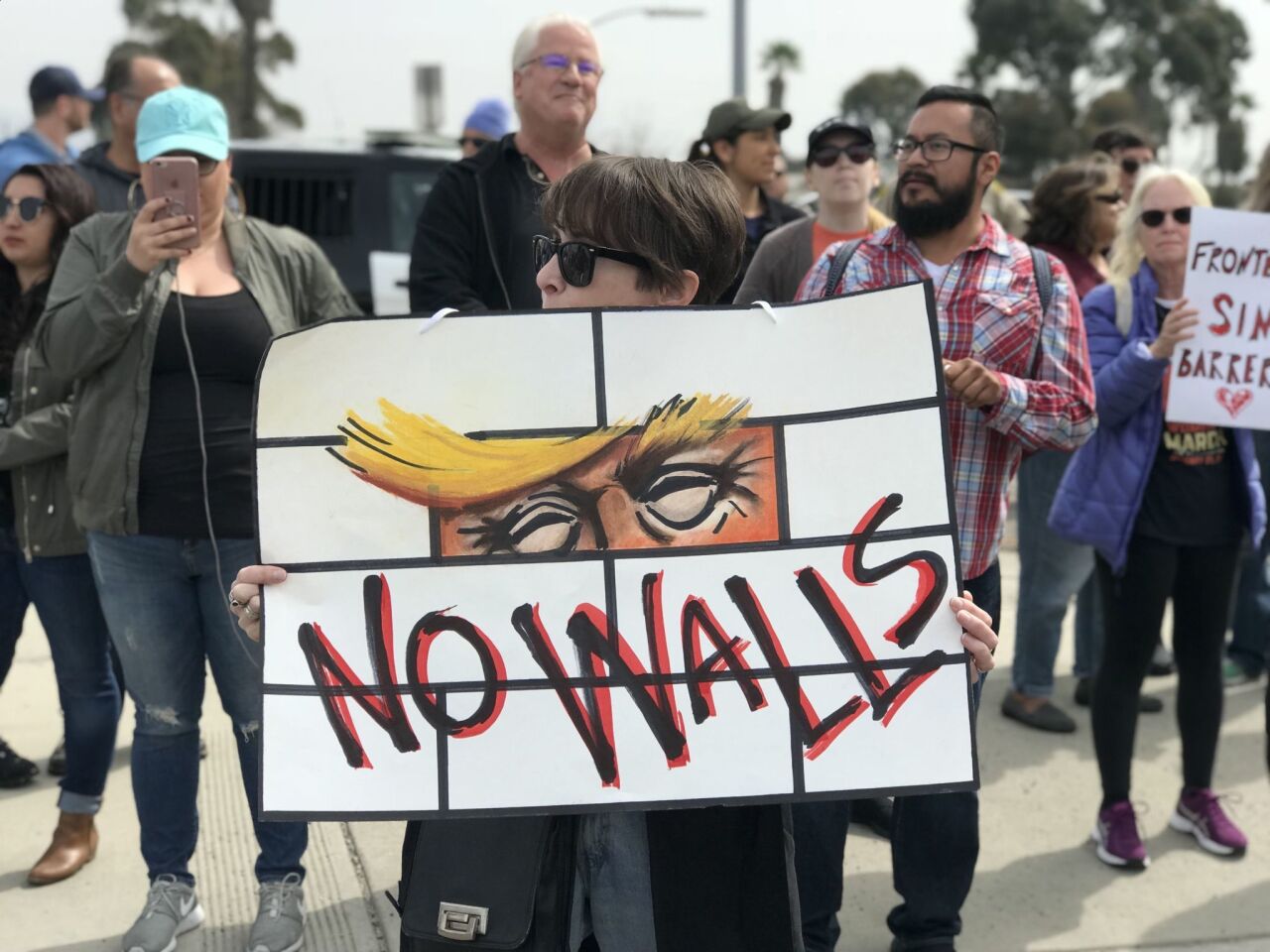 Un grupo de activistas contra la construcción del muro fronterizo entre México y EEUU, en las inmediaciones de la zona de los prototipos del muro en San Diego. Cientos de personas mostraron a ambos lados de la frontera con México su oposición a las políticas migratorias de Trump y "gran muro".