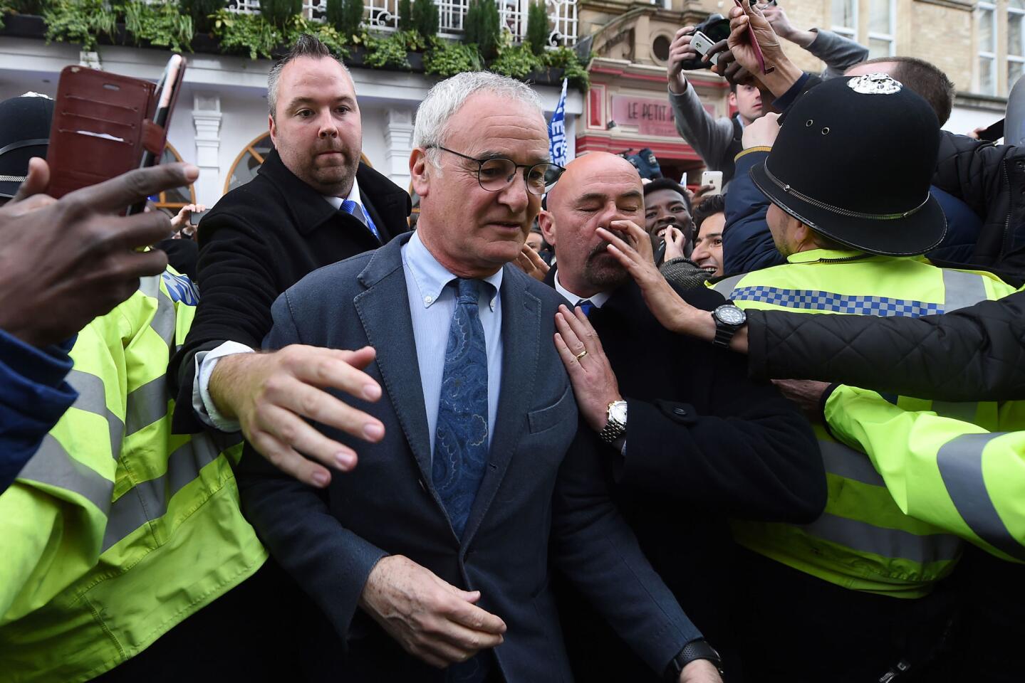 El técnico de Leicester City, Claudio Ranieri, sale de la pizzería San Carlo tras un almuerzo para festejar el título de campeones de la liga premier en Leicester, Inglaterra.