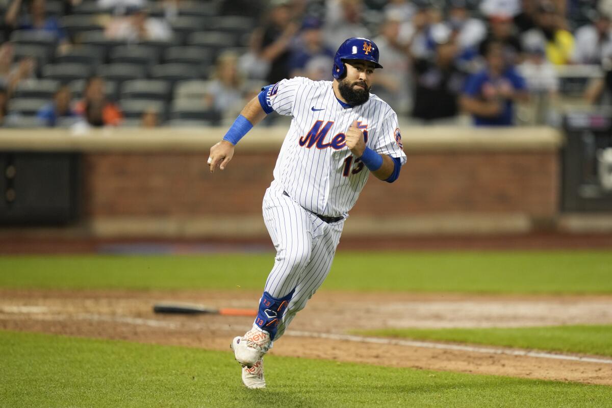 El venezolano Luis Guillorme de los Mets de Nueva York recorre las bases tras su sencillo 