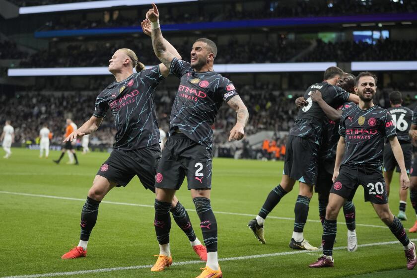 Jugadores del Manchester City celebra después de que su equipo anotó el segundo gol en el encuentro de la Liga Premier ante el Tottenham el martes 14 de mayo del 2024. (AP Foto/Kin Cheung)