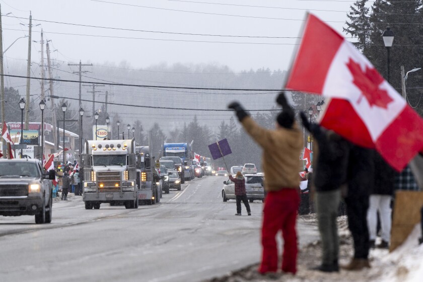 Manifestantes y partidarios protestan contra un mandato de vacunación contra el COVID-19 en Thunder Bay, Canadá, el miércoles 26 de enero de 2022. (David Jackson/The Canadian Press vía AP)