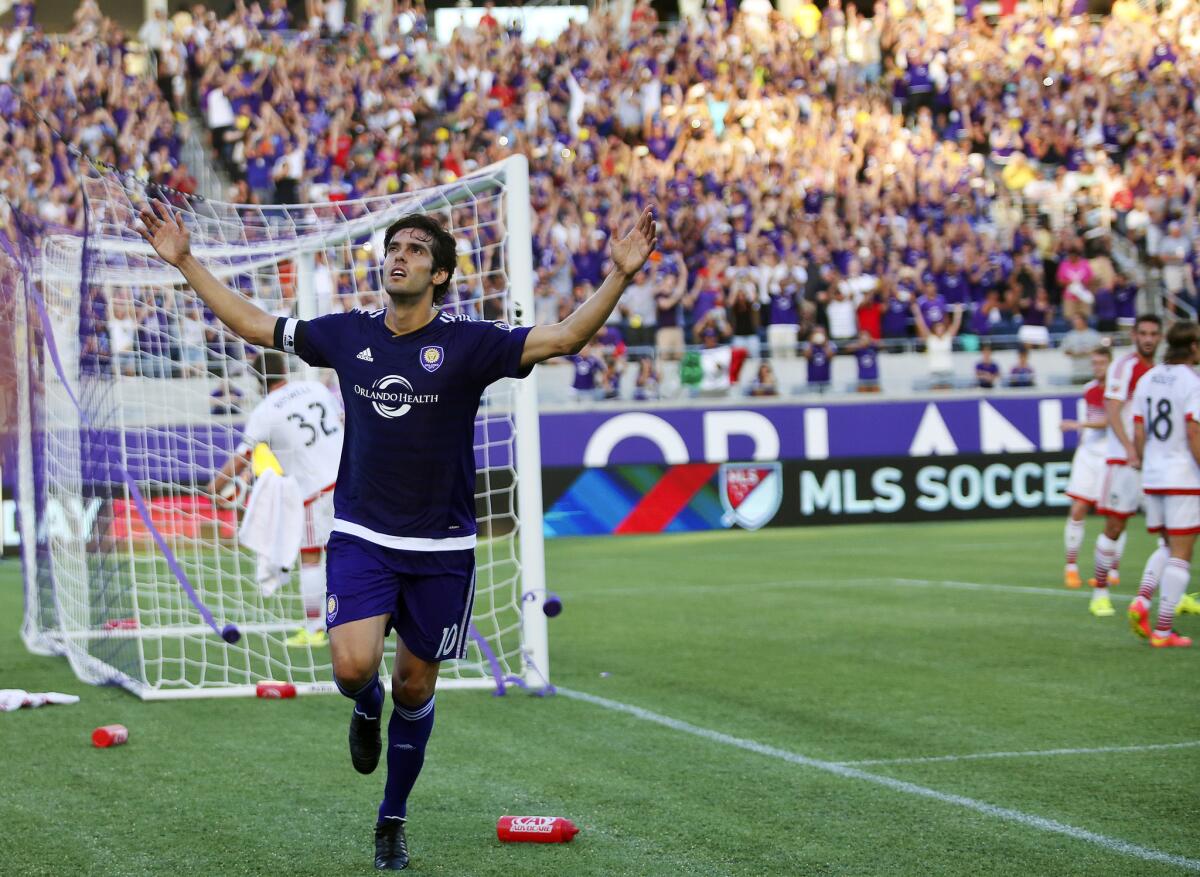 El brasileño Kaká (Orlando City) celebra tras anotarle al DC United.