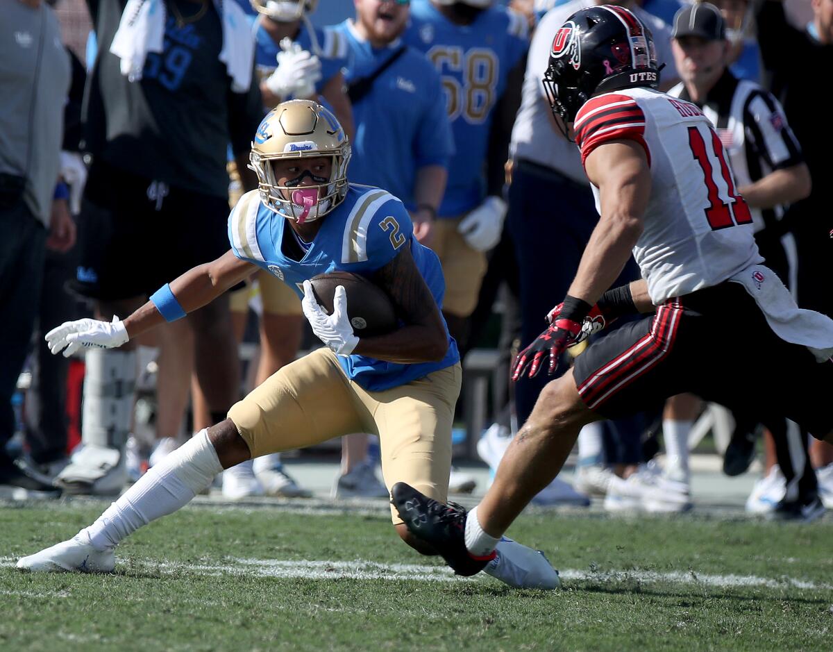 PASADENA, CALIF. - OPC T. 8, 2022. UCLA wide receiver Titus Mokiao-Atimalala makes a catch in front of Utah.