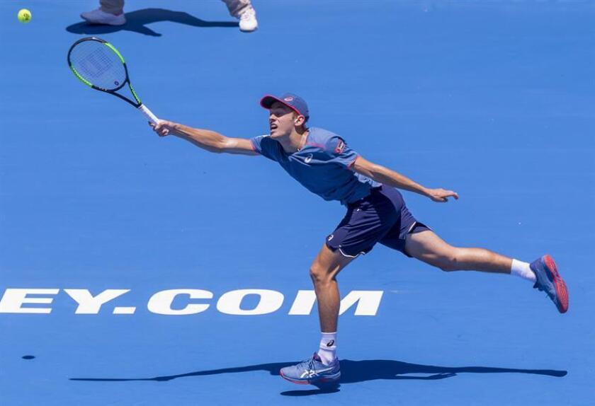 Alex De Miñaur de Australia devuelve una bola al estadounidense Reilly Opelka durante un partido del Torneo Internacional de Tenis de Sydney hoy, en el Sydney Olympic Park Tennis Center, en Sídney (Australia). EFE