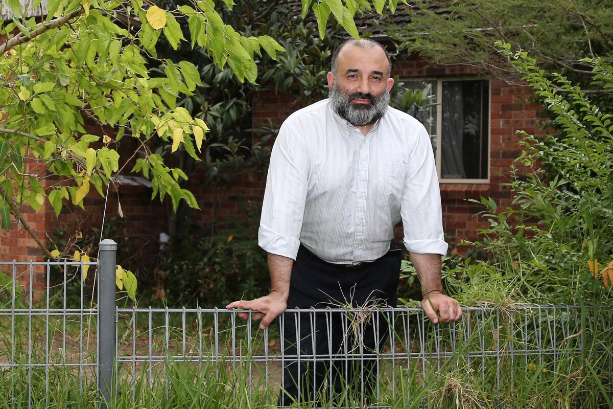 Keysar Trad, presidente de la Asociación de Amistad Islámica de Australia, con sede en Sydney, posa para una foto frente a su casa. Trad opina que la propuesta de Donald Trump de impedir el ingreso a todos los musulmanes a Estados Unidos es una “declaración desesperada hecha por un hombre desesperado que no tiene posibilidades de ganar la elección” presidencial. Musulmanes de todo el mundo y políticos estadounidenses han criticado la propuesta de Trump (Foto AP/Rob Griffith)