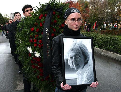 MOURNING: Anna Politkovskaya's funeral prosession at Troyekurovskoye cemetery in Moscow Tuesday.